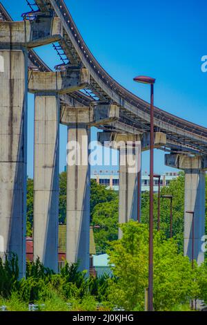 Tama Monorail Rail und sonniger Himmel (Bahnhof Tama Zoological Park) Stockfoto