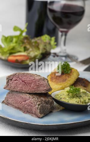 Steakscheiben mit Kartoffeln und Salat Stockfoto
