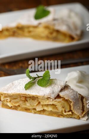 Österreichischer Apfelstrudel auf weißen Tellern Stockfoto