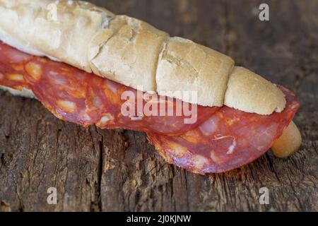 Spanische Chorizo-Scheiben in Brot Stockfoto