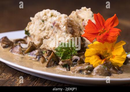 Bayerischer Knödel mit Pilzsauce Stockfoto