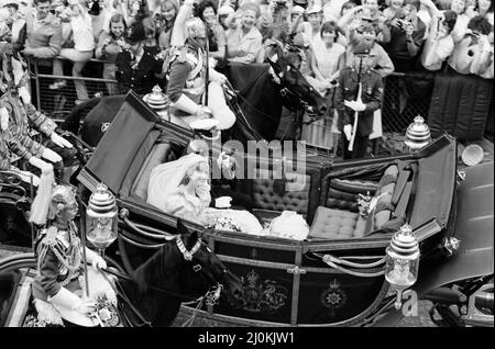 Prinz Charles heiratet Lady Diana Spencer.das Bild zeigt das glückliche Paar, das die St. Paul's Cathedral verlassen hat und nun mit der Kutsche zum Buckingham Palace fährt. Lady Dianas Hochzeitskleid und sein 25-Fuß-Zug ist als eines der berühmtesten Hochzeitskleider der Geschichte hinuntergegangen. Das Kleid wurde von David und Elizabeth Emanuel entworfen. Bild aufgenommen am 29.. Juli 1981 Stockfoto