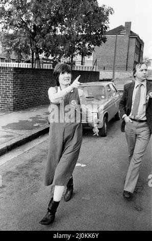 Harriet Harman, eine potenzielle Labour-Abgeordnete, tourt durch Peckham, wo sie bei der heutigen Nachwahl als Kandidatin kandidiert. 28.. Oktober 1982. Stockfoto