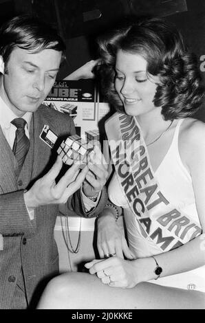 Erno Rubik, der ungarische Erfinder des Rubik's Cube mit Miss Großbritannien, Michelle Hobson, auf der Spielwarenmesse in Earl's Court. 1.. Februar 1981 Stockfoto