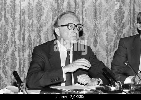 Außenminister Lord Carrington und Verteidigungsminister John Nott bei einer Pressekonferenz im Außenministerium, um eine Erklärung zur Falklandinvasion Argentiniens abzugeben. 2.. April 1982. Carringtonobit Stockfoto