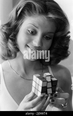 Miss Großbritannien, Michelle Hobson, auf der Toy Fair in Earl's Court. Abgebildet mit einem Rubik's Cube. 1.. Februar 1981 Stockfoto