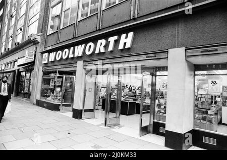 Woolworths Store, Holborn, London, 13.. August 1980. 420pm und kein Mensch in Sicht. Dies ist die Szene in einem Londoner Woolworths-Laden, nachdem sie einen drastischen Rückgang der Gewinne angekündigt hatten. Stockfoto