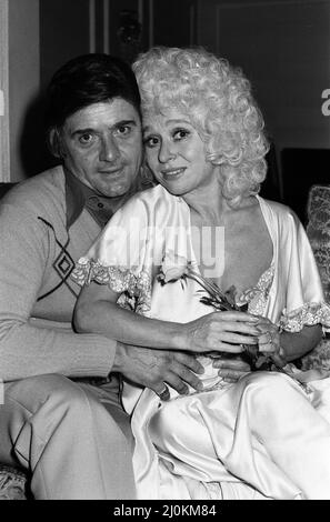 Die Schauspielerin Barbara Windsor und ihr Mann Ronnie Knight. 11.. Juli 1980. Stockfoto