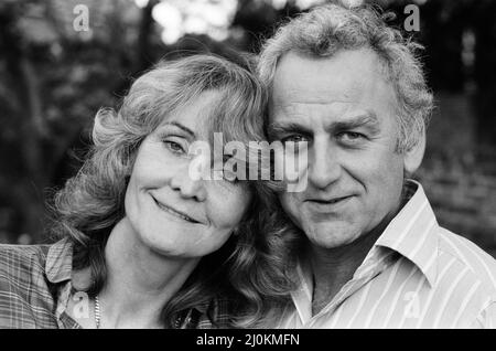 Schauspieler John Thaw mit seiner Schauspielerin Frau Sheila Hancock, abgebildet in ihrem Haus in Chiswick. 7. Mai 1981. Stockfoto