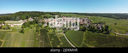 Luftpanorama auf Champagnerweinlagen und dem Dorf Hautvillers bei Epernay, Champange, Frankreich Stockfoto