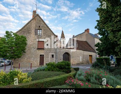 Blick auf die Straße in der kleinen Altstadt Nuits-Saint-Georges in der Region Burgund, Frankreich Stockfoto