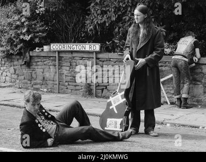 Die Darsteller der Jungen sahen hier Dreharbeiten vor Ort in der Codrington Road, Bristol. Von links nach rechts Rik Mayall als Rick, Nigel Planer als Neil und Adrian Edmondson als Vyvyan. August 1982. Stockfoto