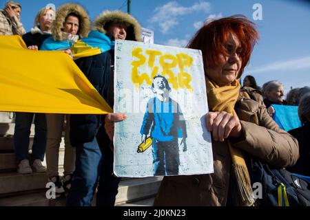 19. März 2022: Demonstranten halten Plakate und Flaggen mit Botschaften gegen den russischen Präsidenten Putin. Die Ukrainer demonstrierten gegen die russische Invasion in der Ukraine. (Bild: © Nikolas Georgiou/ZUMA Press Wire) Stockfoto