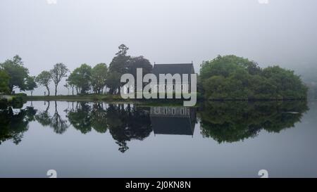 Luftdrohnenfoto der St. Finbarr's Church, Gougane Barra, West ireland Stockfoto