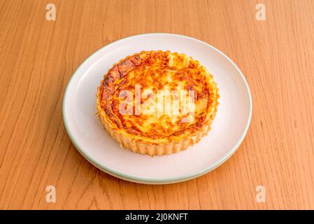 In der Gastronomie ist ein Quiche eine Art herzhafter Kuchen, der aus dem französischen Quiche lorraine stammt. Es wird hauptsächlich mit einer Zubereitung von geschlagenen Eiern und Fres hergestellt Stockfoto