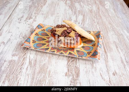 Köstliches Sandwich mit Muffin-Brot mit Lende, geschmort mit Brie-Käse und Tomatenscheiben Stockfoto