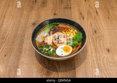 Laksa ist eine hochwürzige Nudelsuppe, die in der Peranakan-Kultur, einer Mischung aus chinesischer und malaiischer Kultur, äußerst beliebt ist Stockfoto