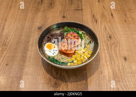 Koreanischer Ramen mit Gemüsebrühe, Kimchi, Shoyu-Sauce, Paprika, Zwiebeln, Chinakohl, ... Hühnchen-Ramen-Nudeln und Shiitake-Pilze Stockfoto