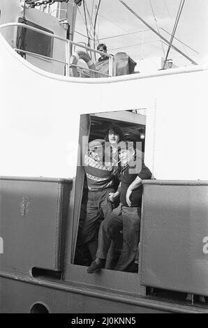 Crewman des Trawlers Magritte sah hier, wie er eine Zigarette hatte, während er am St Andrews Dock, Hull, festgebunden war. 24.. September 1980 Stockfoto