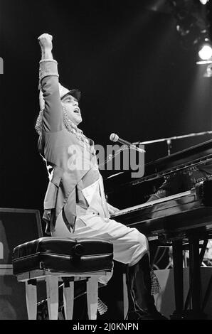 Elton John in Concert am Birmingham Odeon während seiner "Jump Up Tour". 22. November 1982. Stockfoto