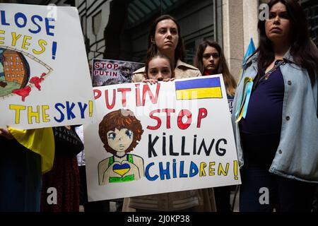 New York, Usa. 19. März 2022. Das junge Mädchen hält während der Kundgebung ein Schild mit der Aufschrift: „Putin hört auf, Kinder zu töten“. Ukrainisch-amerikanische Demonstranten marschieren aus Solidarität mit ukrainischen Müttern vom UNICEF-Gebäude zum Times Square und rufen dazu auf, ihre Kinder vor der russischen militärischen Aggression zu retten. Kredit: SOPA Images Limited/Alamy Live Nachrichten Stockfoto