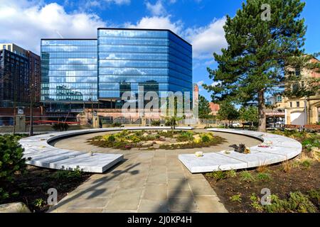 The Glade of Light Memorial Garden, Manchester, England, Großbritannien. Erinnert an die 22 Opfer des Bombenanschlags in der Manchester Arena vom Mai 2017. Stockfoto