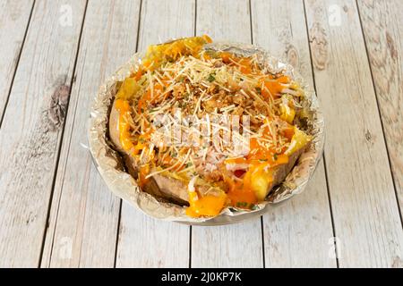Kochen Sie die Kartoffeln vor dem Kochen ein wenig, um sicherzustellen, dass Sie die schöne knusprige Kruste auf der Außenseite erhalten. Wenn du die Kartoffeln nicht parkochst, die heraus Stockfoto