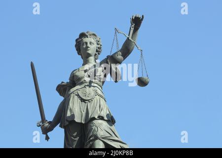 Justizbrunnen, mit Justitia, erbaut 1611 auf dem Römerberg in Frankfurt, Hessen, Deutschland Stockfoto