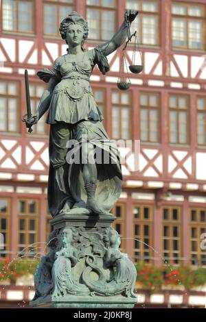 Justizbrunnen, mit Justitia, erbaut 1611 auf dem Römerberg in Frankfurt, Hessen, Deutschland Stockfoto