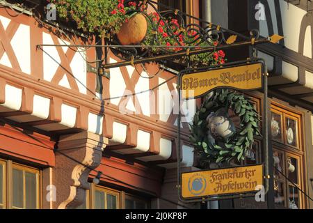 Nasenschild zum Gasthof Römer-Bembel am Römerberg Frankfurt, Hessen, Deutschland Stockfoto