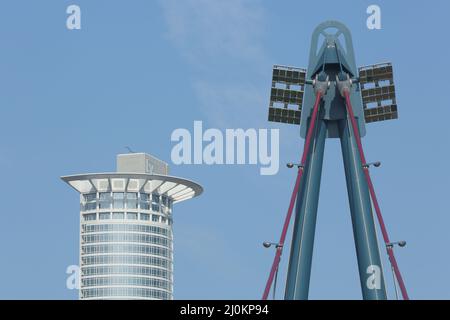 Westend Tower 208m und Pylon aus Holbeinsteg in Frankfurt, Hessen, Deutschland Stockfoto