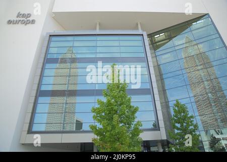 Kap Europa Congress Center mit Reflexion vom Messeturm in Frankfurt, Hessen, Deutschland Stockfoto