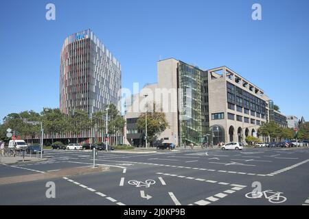 Kreuzung bei der Bockenheimer Warte mit dem KfW-Westarkade-Gebäude, Frankfurt, Hessen, Deutschland Stockfoto