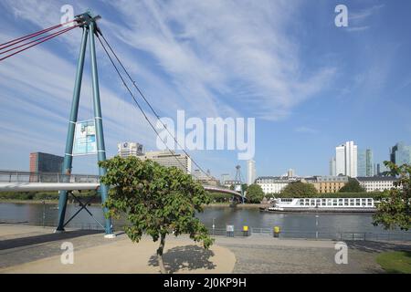 Stadtbild mit Holbeinsteg über dem Main in Frankfurt, Hessen, Deutschland Stockfoto