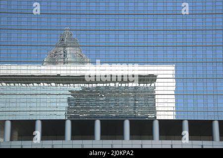 Reflexion von Messeturm und Pollux am Kastor, Frankfurt, Hessen, Deutschland Stockfoto