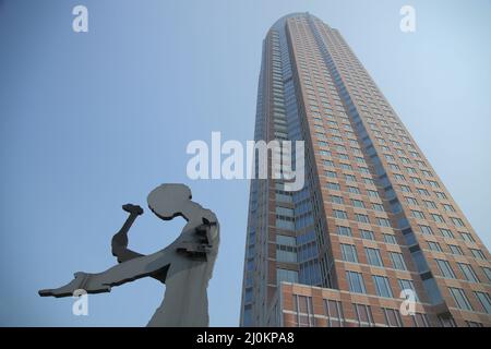 Skulptur Hammerling man, Jonathan Borofsky, 1991, und Messeturm, Frankfurt, Hessen, Deutschland Stockfoto