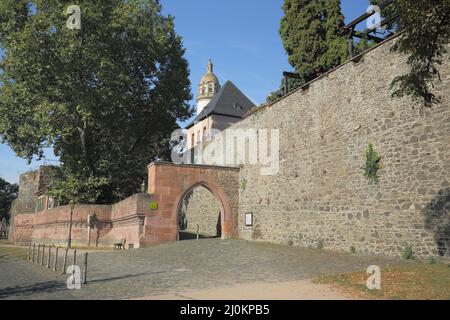 Historische Stadtmauer mit Hauptverwaltung und Zollhaus in Höchst bei Frankfurt, Hessen, Deutschland Stockfoto