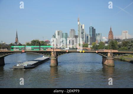 Alte Brücke mit Main und Skyline von Frankfurt, Hessen, Deutschland Stockfoto