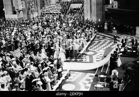 Prinz Charles heiratet Lady Diana Spencer.Bild zeigt die Hochzeitszeremonie in der St. Paul's Cathedral. Auf diesem Bild ist die weite Ansicht zu sehen, die die riesige Versammlung für den Gottesdienst zeigt, und Lady Dianas Hochzeitskleid, sein 25 Fuß langer Zug, ist als einer der längsten in der königlichen Geschichte hinuntergegangen. Das Kleid wurde von David und Elizabeth Emanuel entworfen. Bild aufgenommen am 29.. Juli 1981 Stockfoto