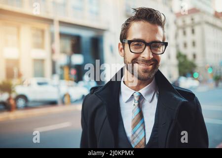 Innenstadtstil. Porträt eines glücklichen jungen Geschäftsmannes in der Stadt. Stockfoto