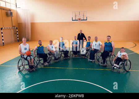 Ein Foto von Basketball-Teams mit Behinderungen mit dem Wahlschalter in der großen Halle vor dem Beginn des Basketballspiels Stockfoto