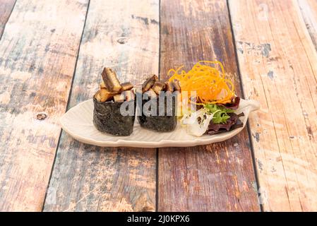 Geräucherter Aal-Gunkan-Sushi mit japanischem Reis und Salat auf weißem Tablett Stockfoto