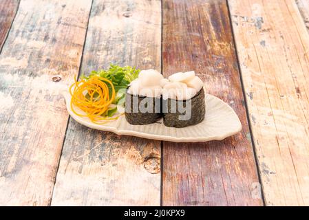 Gunkan Sushi von Butterfish Tacos mit japanischem Reis und Salat auf weißem Tablett Stockfoto