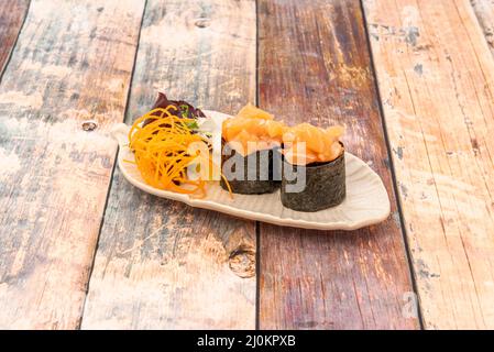 Norwegischer Lachs Tacos gunkan Sushi mit japanischem Reis und Salat auf weißem Tablett Stockfoto