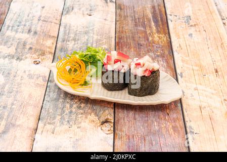 Surimi Taco Sushi Gunkan Tacos mit japanischem Reis und Salat auf weißem Tablett Stockfoto