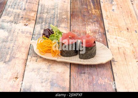 Roter Thunfisch-Taco-Gunkan-Sushi-Tacos mit japanischem Reis und Salat auf weißem Tablett Stockfoto