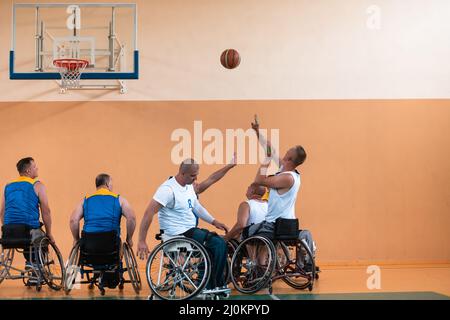 Ein Foto von Basketball-Teams mit Behinderungen mit dem Wahlschalter in der großen Halle vor dem Beginn des Basketballspiels Stockfoto