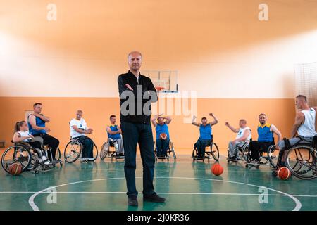 Ein Foto von Basketball-Teams mit Behinderungen mit dem Wahlschalter in der großen Halle vor dem Beginn des Basketballspiels Stockfoto