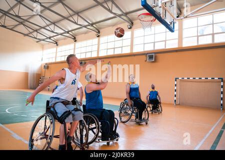 Ein Foto von Basketball-Teams mit Behinderungen mit dem Wahlschalter in der großen Halle vor dem Beginn des Basketballspiels Stockfoto