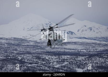 Royal Norwegian Air Force Col. Eirik Stueland fährt mit einem UH-1Y Venom während der Durchführung von Flugmanövern während des Trainings Cold Response 2022, Setermoen, Norwegen, 17. März 2022. Stueland ist der Kommandant des Maritime Helicopter Wings und das UH-1Y Venom wird dem Marine Light Attack Helicopter Squadron 269 zugewiesen. Übung Cold Response '22 ist eine alle zwei Jahre stattfindende norwegische nationale Bereitschafts- und Verteidigungsübung, die in ganz Norwegen stattfindet, an der jeder seiner Militärdienste sowie 26 zusätzliche mit der Nordatlantischen Vertragsorganisation verbundene Nationen und regionale Partner teilnehmen Stockfoto